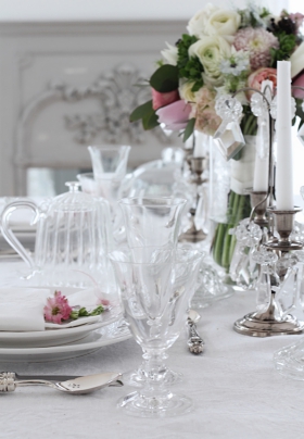 いつもと同じ食器やグラスも、ちょっとゴージャスなキャンドルホルダーを飾るだけで特別な雰囲気。白とガラスはよく合います。
