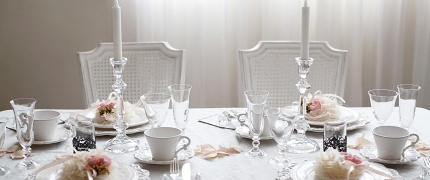 ホワイトの食器と、ガラスのテーブルウェアは相性がとてもいい組み合わせ