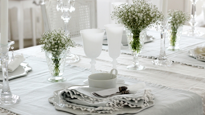 真っ白なグラスに合わせて、水色と白で統一したテーブル。