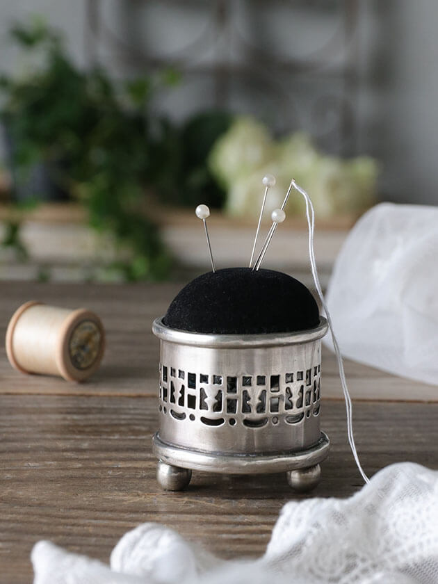 クリスマスセール♪アンティーク☆小さな椅子型ピンクッション針山 針刺しインテリア Amazon.co.jp: アンティーク小さな椅子型ピンクッション 針山 針刺し