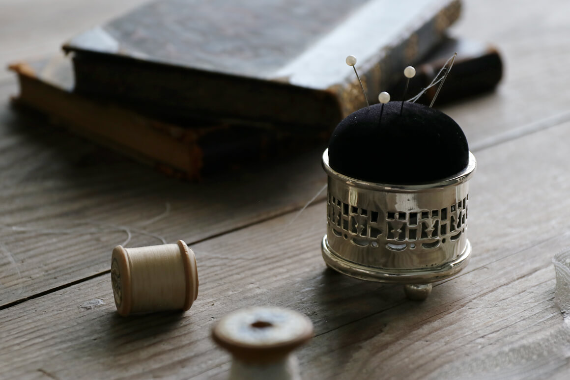 フランスアンティーク ベルベット ラウンド ピンクッション ブラス 針山