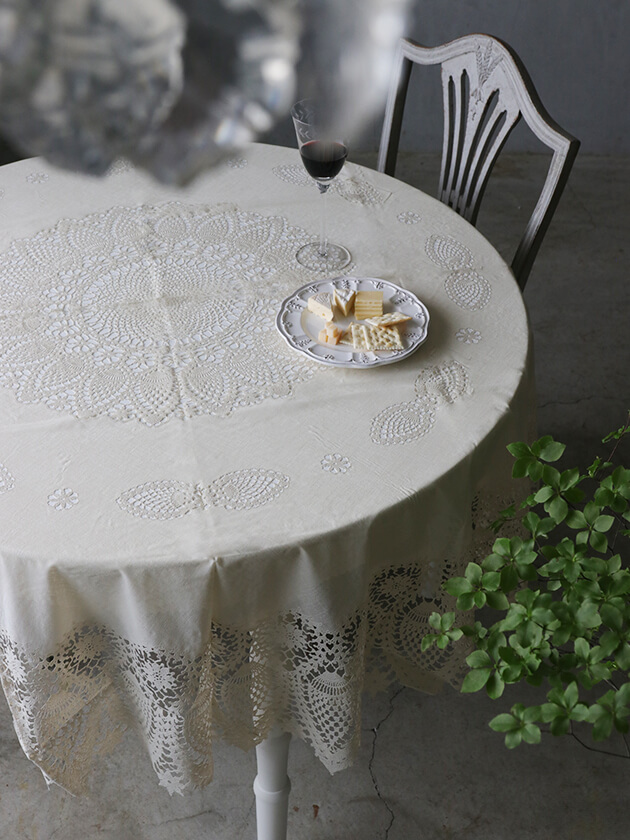 Fiorira un Giardinoビニールテーブルクロス　ゴールド Fiorira un Giardinoビニールテーブルクロスサンド 137x137cm