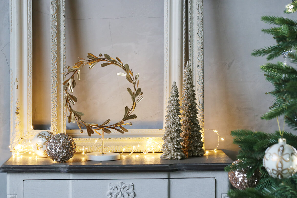 クリスマスを彩るヤドリギのハーフリース