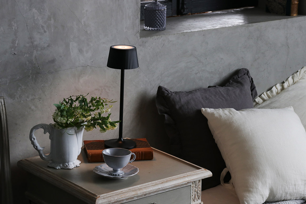 Nordic LED テーブルランプ メタルシェード (充電タッチ式) サラグレース