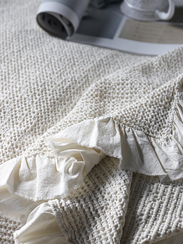 UNOコットンフリルベッドカバーベージュ|フランスやヨーロッパの輸入