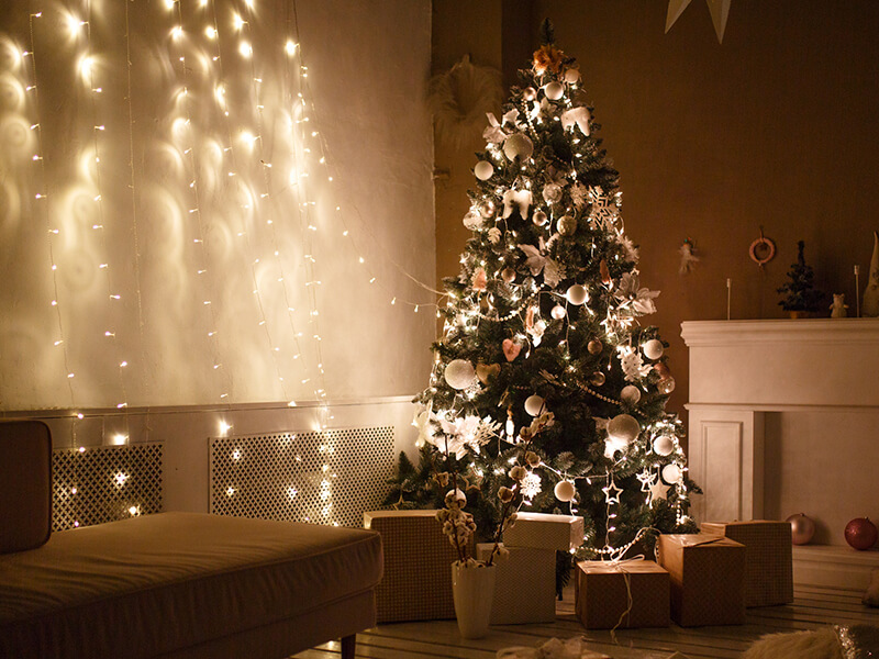クリスマスツリーに電飾をつける