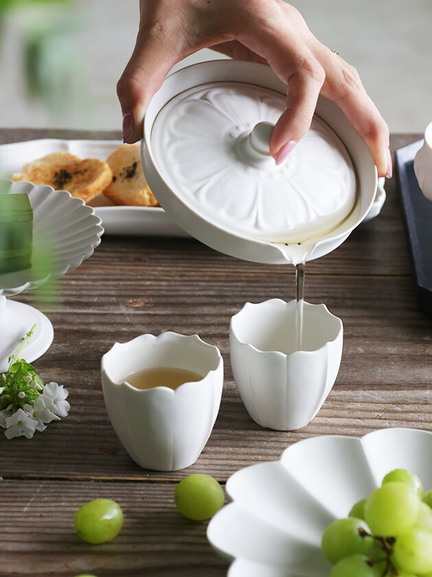 臼杵焼の美しい茶器でテーブルコーディネート