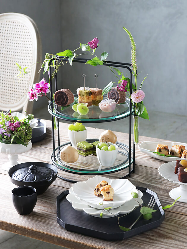 ケーキスタンドに花や植物の自然な装飾をしておしゃれなテーブルコーディネート