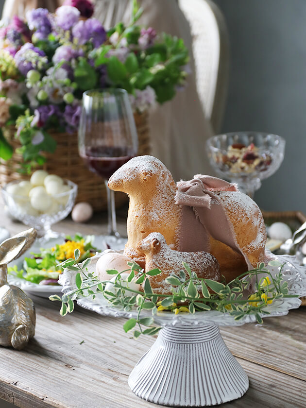 イースターのテーブルにフランスの伝統菓子のアニョーパスカル