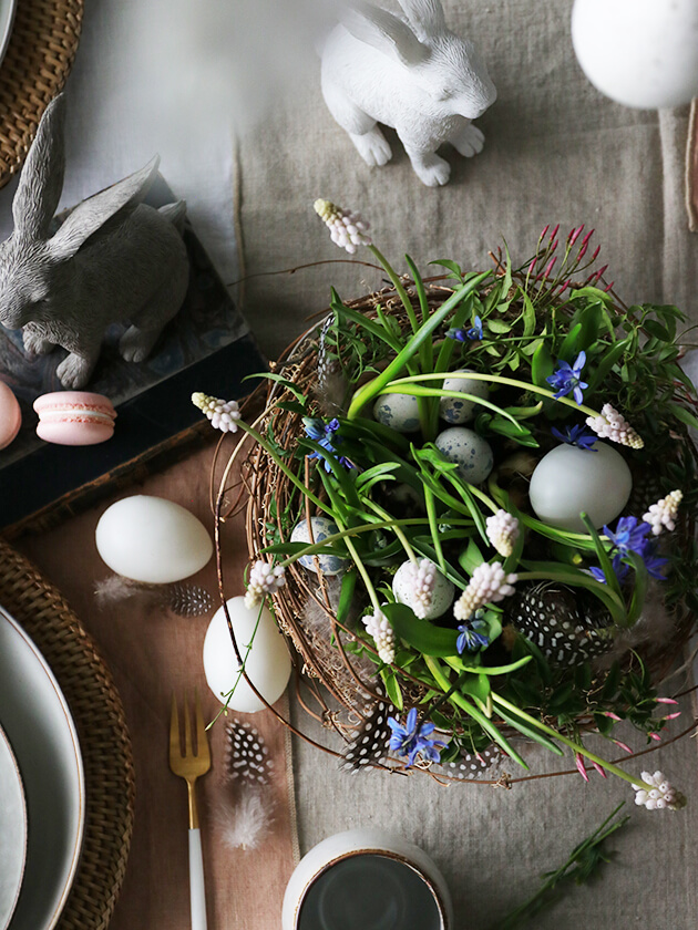 イースターのテーブルに飾るお花のムスカリと卵
