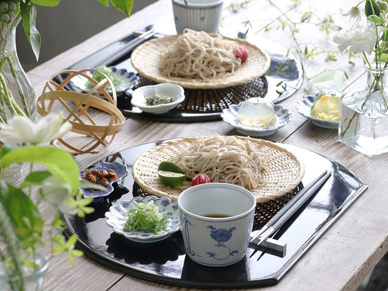染付そば猪口（有田焼の蕎麦ちょこ）で夏のテーブルコーディネート