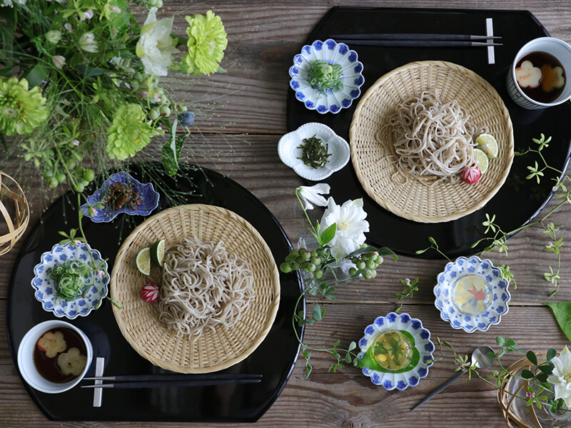 ざるそばと手塩皿（豆皿）に薬味を入れて夏のテーブル