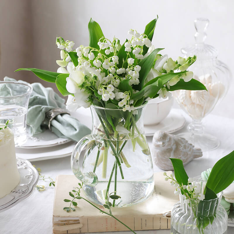 スズランの花束を飾ったテーブルコーディネート