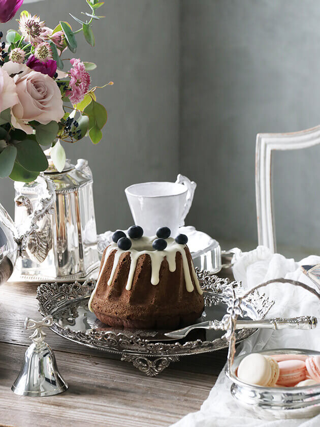 Royal Familyシルバーケーキスタンドにケーキを乗せておしゃれにテーブルコーデ